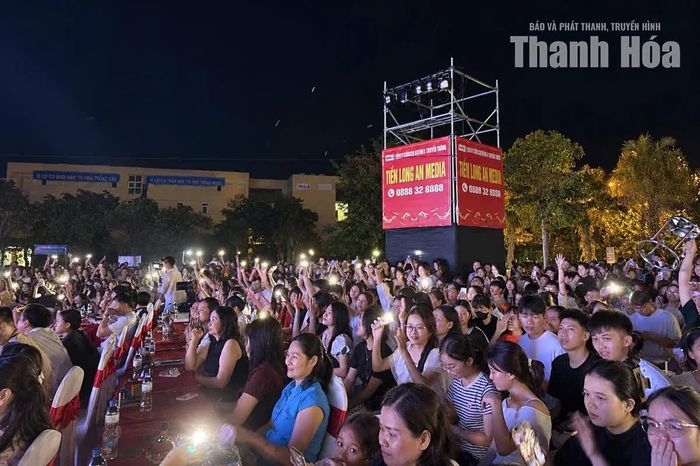 Đêm nhạc diễn ra thành công, thu hút đông đảo sinh viên và khán giả tham dự, cổ vũ.