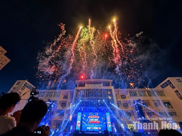 Màn pháo hoa rực rỡ chào đón tân sinh viên Trường Đại học Hồng Đức