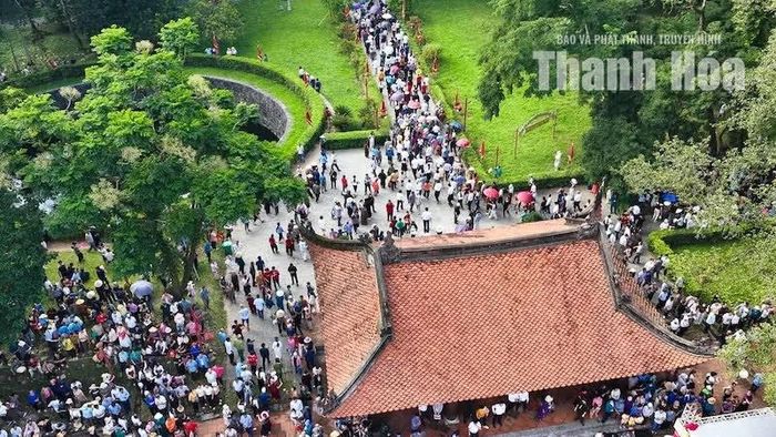 Rất đông người dân đổ về Lam Kinh, tạo nên không khí đông vui, nhộn nhịp trong ngày hội.