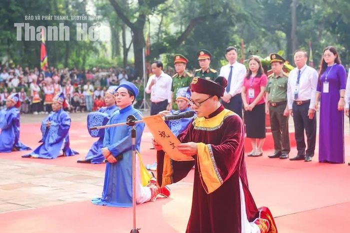 Nghi lễ đọc chúc văn được tổ chức trang trọng tại sân rồng trước Chính điện Lam Kinh.