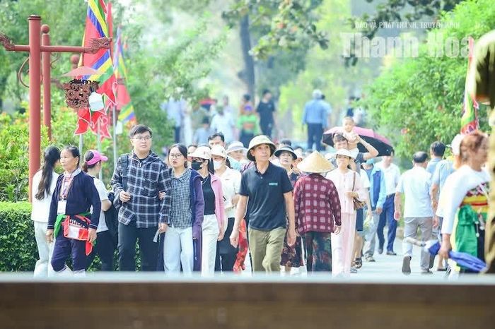 Du khách hòa mình vào không khí lễ hội, vừa tham quan di tích vừa trải nghiệm những giá trị văn hóa truyền thống đặc sắc của xứ Thanh.