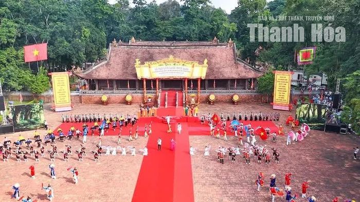 Tại sân rồng trước Chính điện Lam Kinh, lễ khai mạc Lễ hội Lam Kinh 2026 đã tạo nên một mạch nối đặc biệt giữa quá khứ và hiện tại.