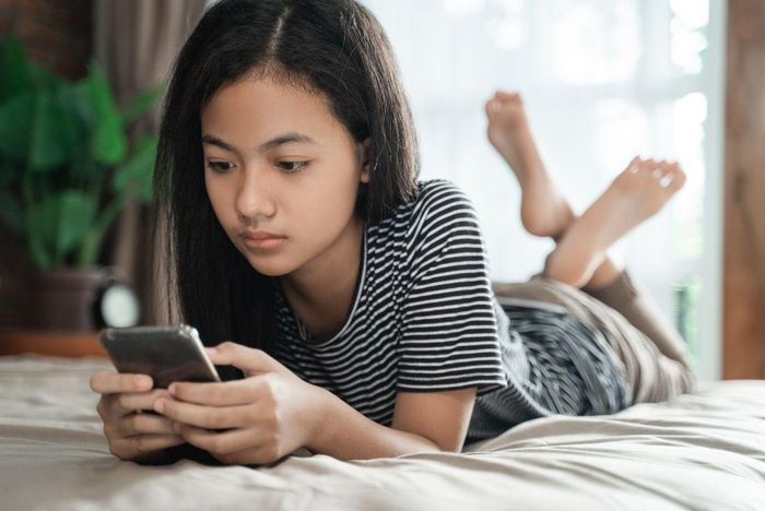 Với trẻ vị thành niên, việc liên tục bị cuốn vào những nội dung ngắn trên mạng có thể khiến thời gian sử dụng ngày càng kéo dài và dần trở nên khó kiểm soát. Ảnh: Parents Together