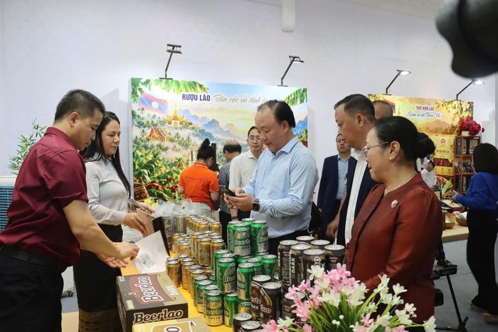 Gian hàng của doanh nghiệp Lào. Ảnh: Song Hà.