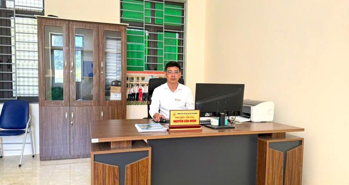 Thầy Nguyễn Văn Hoàn, Phó Hiệu trưởng Trường Phổ thông nội trú Tiểu học và Trung học cơ sở Yên Khương. Ảnh: Nguyễn Thuấn