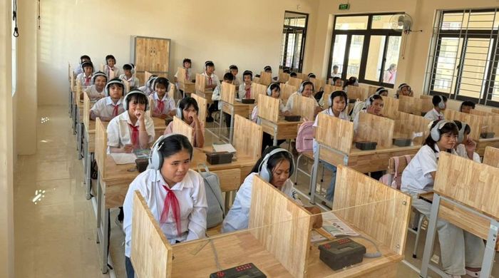 Học sinh Trường Phổ thông nội trú Tiểu học và Trung học cơ sở Yên Khương tham gia các hoạt động học tập tương tác, từng bước hình thành kỹ năng số. Ảnh: Nguyễn Thuấn