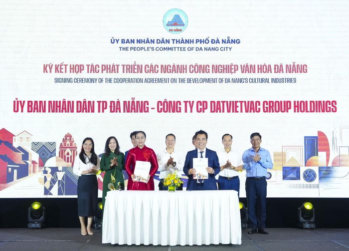 Bà Nguyễn Thị Anh Thi, Phó Chủ tịch UBND thành phố Đà Nẵng và ông Đinh Bá Thành, Chủ tịch sáng lập DatVietVAC ký kết biên bản ghi nhớ hợp tác. Ảnh: DatVietVAC.