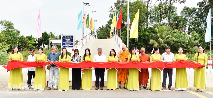 Các đại biểu cắt băng khánh thành cầu Giồng Kè.
