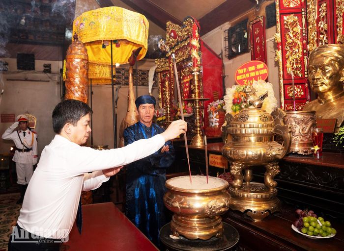 Bí thư Tỉnh ủy An Giang Lê Quang Tùng dâng hương Anh hùng dân tộc Nguyễn Trung Trực.