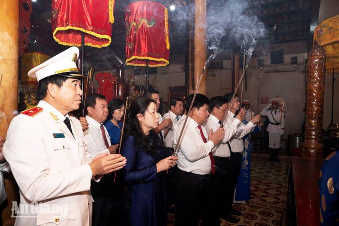 Đoàn đại biểu dân, quân chính Đảng tỉnh An Giang dâng hương Anh hùng dân tộc Nguyễn Trung Trực.