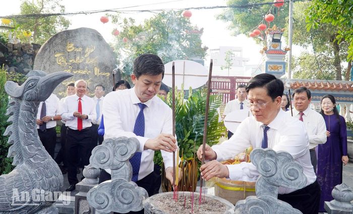 Bí thư Tỉnh ủy An Giang Lê Quang Tùng và Chủ tịch UBND tỉnh An Giang Hồ Văn Mừng thắp hương tại mộ Anh hùng dân tộc Nguyễn Trung Trực.