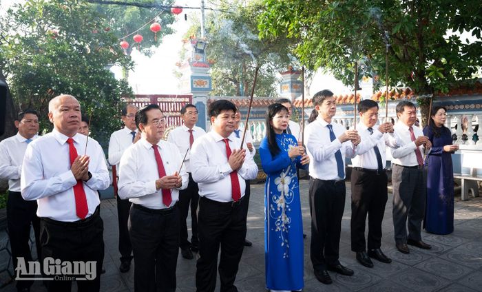Đại biểu thắp hương tại mộ Anh hùng dân tộc Nguyễn Trung Trực.