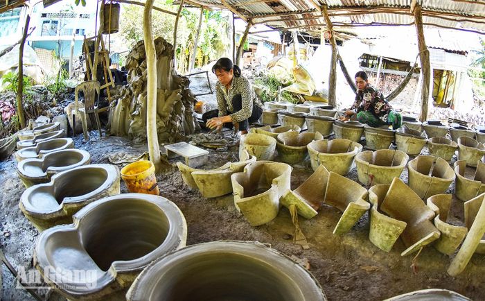 Người dân ấp Đầu Doi, xã Hòn Đất làm nghề lò đất.