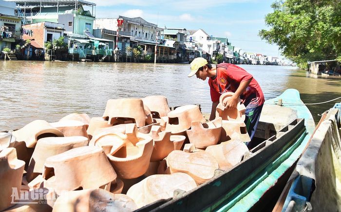 Người dân ấp Đầu Doi, xã Hòn Đất vận chuyển lò đất chuẩn bị đi tiêu thụ.