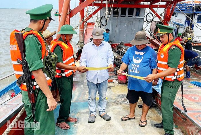 Cán bộ, chiến sĩ Đồn Biên phòng Xẻo Nhàu tuyên truyền, vận động ngư dân chấp hành quy định về khai thác hải sản. Ảnh: ÚT CHUYỀN