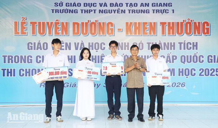 Ông Ninh Thành Viên (thứ hai, từ phải qua), Chủ tịch Hội Khuyến học tỉnh An Giang trao khen thưởng cho học sinh Trường THPT Nguyễn Trung Trực 1, phường Rạch Giá đạt giải nhất kỳ thi chọn học sinh giỏi cấp tỉnh năm học 2025 - 2026. Ảnh: BÍCH TUYỀN