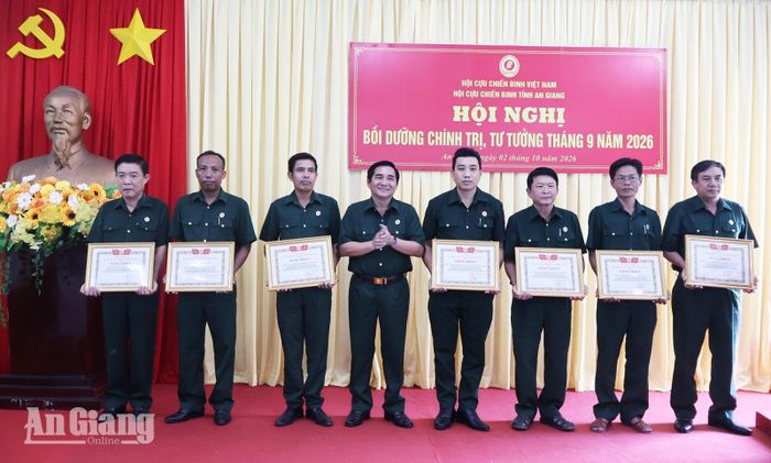 Các tập thể có thành tích xuất sắc trong phong trào thi đua nhận bằng khen của Trung ương Hội Cựu chiến binh Việt Nam.