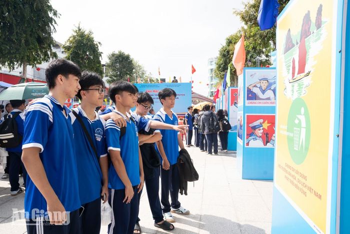Học sinh tham quan triển lãm.