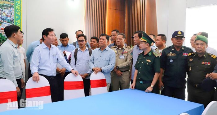 Lãnh đạo hai tỉnh An Giang và Kandal (Vương quốc Campuchia) kiểm tra công tác chuẩn bị cho lễ công bố khai trương cặp cửa khẩu quốc tế đường bộ Khánh Bình - Chrey Thom.