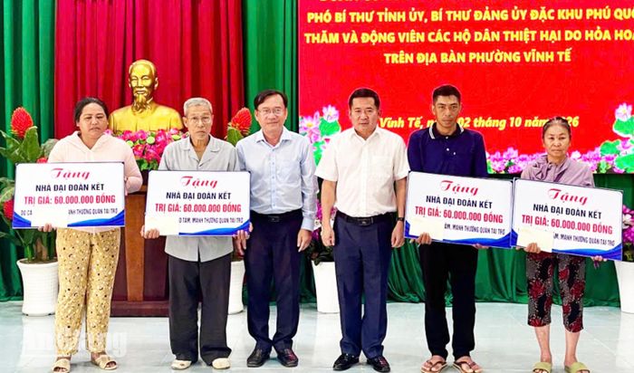 Phó Bí thư Tỉnh ủy An Giang, Bí thư Đảng ủy đặc khu Phú Quốc Đinh Văn Nơi trao hỗ trợ các hộ dân bị hỏa hoạn tại phường Vĩnh Tế.
