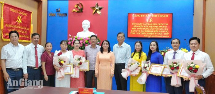 Trao giải cho các thí sinh đạt thành tích tại hội thi.