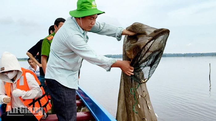 Đoàn kiểm tra tháo dỡ phương tiện đánh bắt thủy sản trái phép.