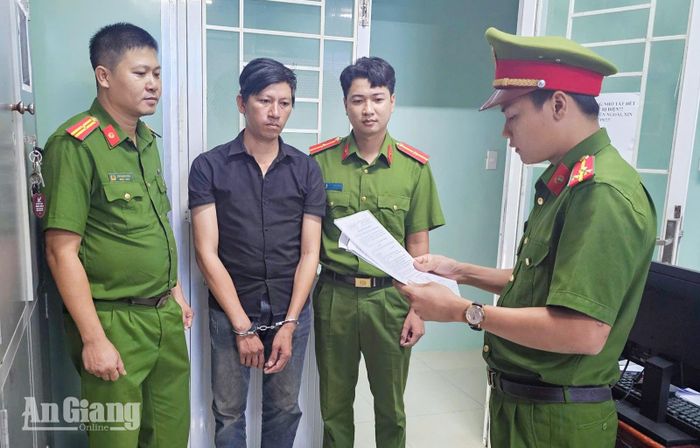 Cơ quan Cảnh sát điều tra Công an tỉnh An Giang thi hành lệnh bắt bị can Đào Phước Tài.