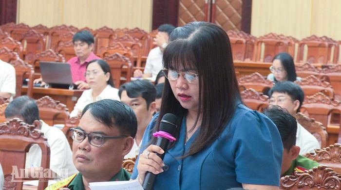 Cử tri phường Rạch Giá phát biểu đóng góp ý kiến.