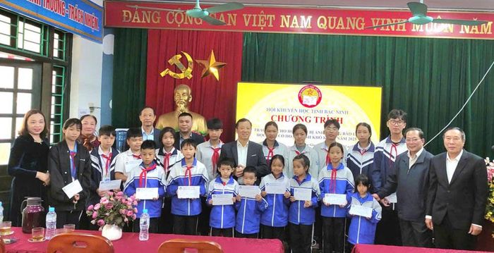  Thường trực Hội Khuyến học thành phố Bắc Ninh tặng quà cho các học sinh bị ảnh hưởng bởi bão lũ năm 2025 ở xã Tam Giang. 