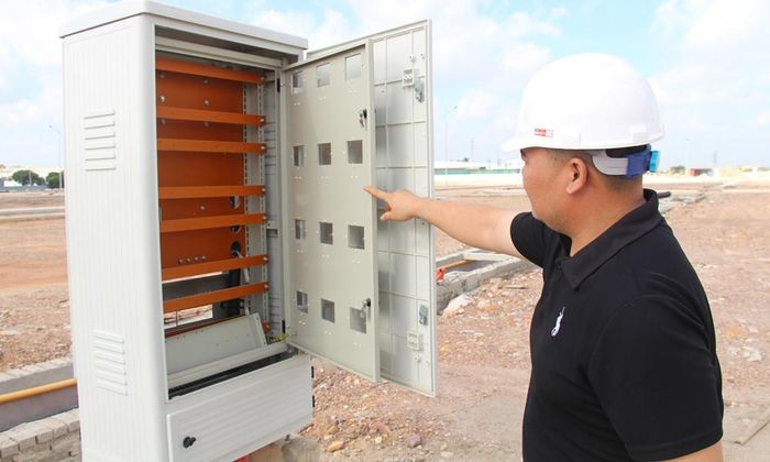  Đơn vị thi công kiểm tra các tủ cấp điện sinh hoạt để sẵn sàng đáp ứng nhu cầu của người dân khi xây dựng nhà tại khu tái định cư. 