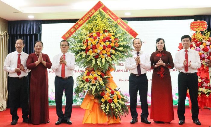 Các đồng chí lãnh đạo thành phố (bên phải) tặng hoa chúc mừng Hội Khuyến học thành phố tại Lễ kỷ niệm.