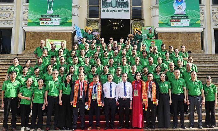  Cán bộ, nông dân tiêu biểu của Hội Nông dân thành phố Bắc Ninh chụp ảnh lưu niệm cùng các tác giả đoạt giải và cá nhân được vinh danh “Nhà khoa học của nhà nông”. 