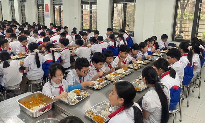  Ăn bán trú tại Trường Tiểu học Ninh Xá, nay là Tiểu học Tiền An, phường Kinh Bắc. (Ảnh tư liệu) 