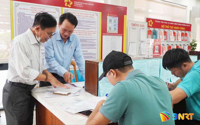 Đối với những thủ tục đơn giản, cán bộ Trung tâm Phục vụ hành chính công phường Tam Kỳ hướng dẫn người dân, doanh nghiệp thực hiện trên Cổng Dịch vụ công trực tuyến. Ảnh: PHAN VINH