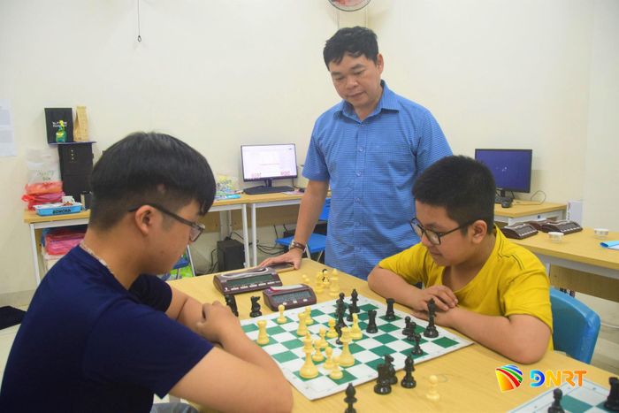 Huấn luyện viên Bảo Quang luôn theo sát quá trình tập luyện của học trò. Ảnh: NGUYÊN KHANG
