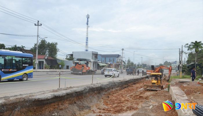 Thi công móng nền đoạn bên phải tuyến quốc lộ 14B, gần khu vực giáp ranh nút giao với đường dẫn vào cầu Quảng Đà. Ảnh: C.TÚ - N.QUỐC