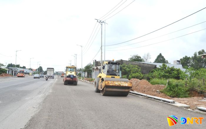 Nhà thầu lu nền đường cấp phối đá dăm đoạn qua xã Hòa Tiến. Ảnh: C.TÚ - N.QUỐC