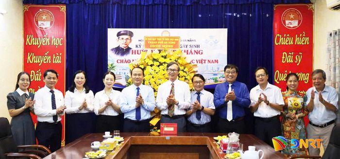 Phó Bí thư Thành ủy, Chủ tịch Ủy ban MTTQ Việt Nam thành phố Nguyễn Đình Vĩnh (thứ 5, từ trái qua) chúc mừng Hội Khuyến học thành phố nhân Ngày Khuyến học Việt Nam. Ảnh: ĐẮC MẠNH