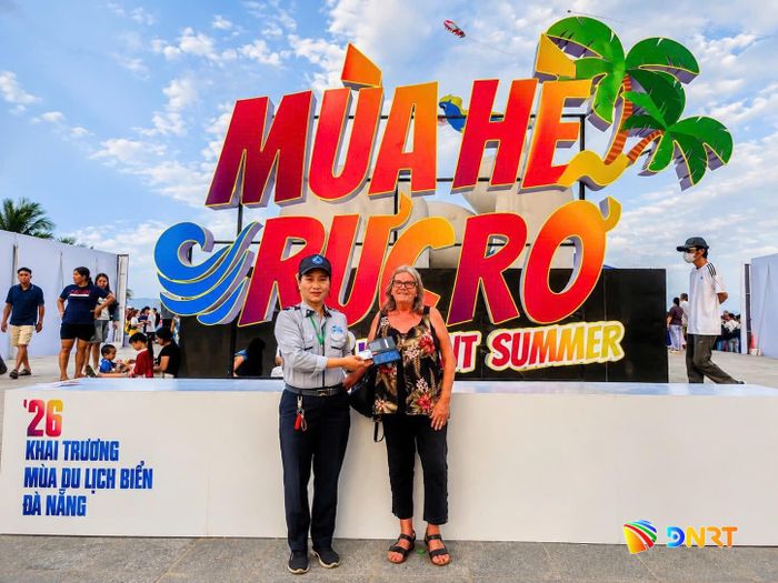 Nhiều du khách bày tỏ sự vui mừng, cảm kích khi nhận lại được tài sản bị thất lạc. Ảnh: NGỌC HÀ