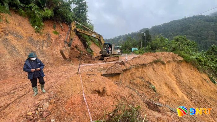 Phương tiện được bố trí ở các vị trí xung yếu ở xã Hùng Sơn, sẵn sàng thông đường khi có sạt lở xảy ra. Ảnh: HỒ QUÂN
