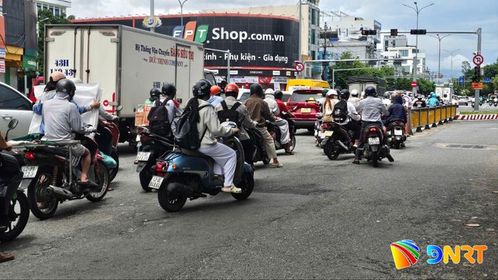 Nhiều phương tiện rẽ phải rồi bất ngờ lấn làn đi thẳng, gây ùn ứ và tiềm ẩn tai nạn giao thông tại nút giao. Ảnh: THÀNH LÂN