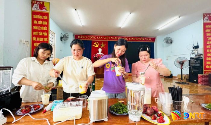 Hội Nông dân xã Hòa Tiến tổ chức lớp dạy nghề kỹ thuật pha chế, góp phần nâng cao tay nghề, tạo việc làm. Ảnh: ĐVCC