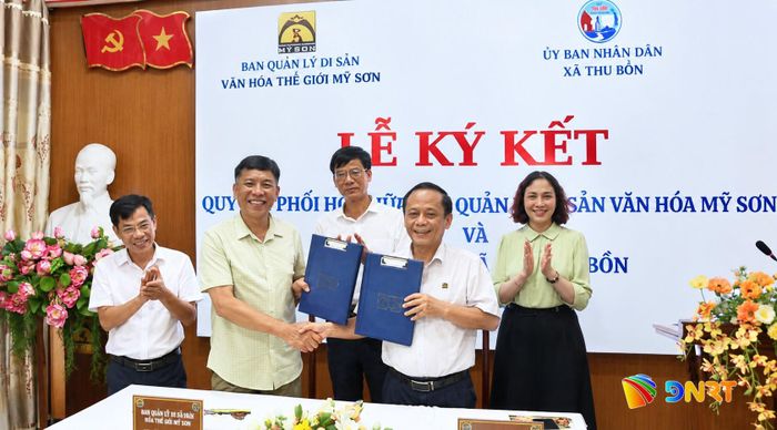 Ban Quản lý Di sản văn hóa thế giới Mỹ Sơn và UBND xã Thu Bồn ký quy chế phối hợp. Ảnh: M.S