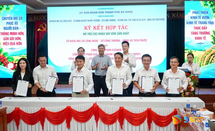 Sở Khoa học và Công nghệ, Sở Công Thương và UBND xã Tiên Phước ký kết các biên bản ghi nhớ hợp tác với doanh nghiệp công nghệ số. Ảnh: HỒ QUÂN