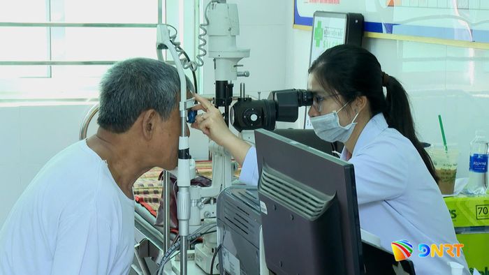 Phường Hòa Khánh phấn đấu tăng tỷ lệ bao phủ bảo hiểm y tế, góp phần giảm gánh nặng chi phí khám chữa bệnh cho người dân. Ảnh: T.HƯƠNG - Q.THẮNG