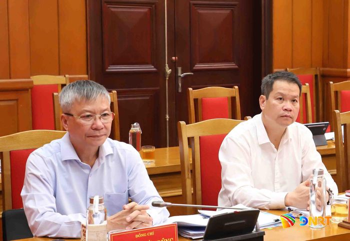 Chủ tịch HĐND thành phố Nguyễn Đức Dũng (bên trái) và Chủ tịch UBND thành phố Nguyễn Mạnh Hùng (bên phải) dự hội nghị. Ảnh: NGỌC PHÚ