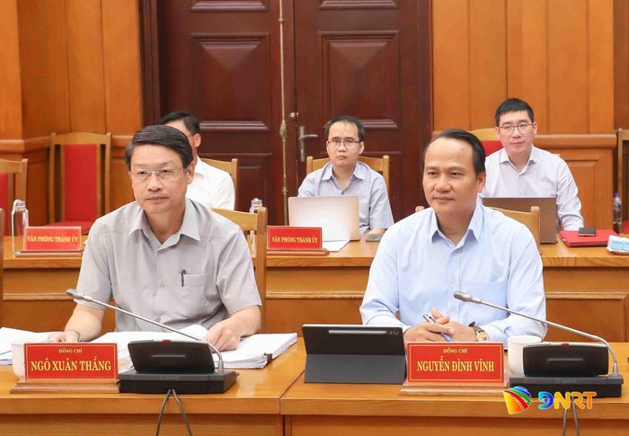 Phó Bí thư Thành ủy, Chủ tịch Ủy ban MTTQ Việt Nam thành phố Nguyễn Đình Vĩnh (bên phải) và Phó Bí thư Thành ủy Ngô Xuân Thắng (bên trái) dự hội nghị. Ảnh: NGỌC PHÚ