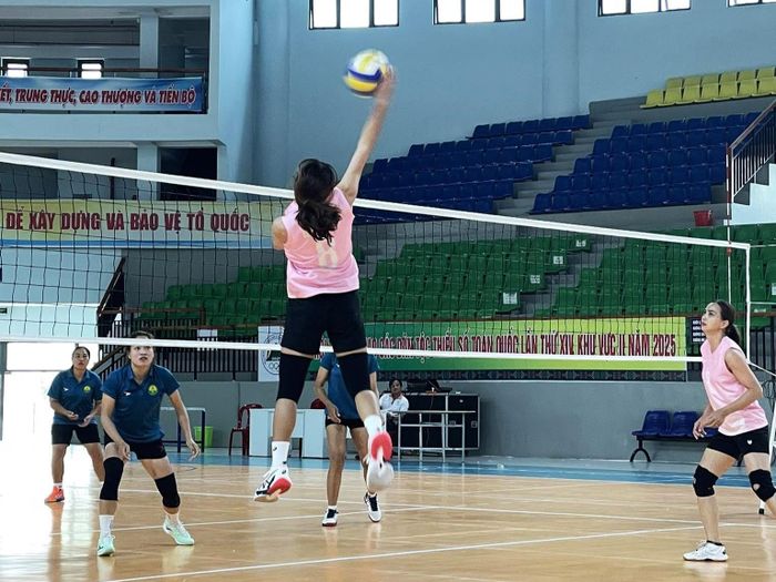 Mỗi cú vươn mình đập bóng của nữ VĐV số 8 ấy luôn khiến hàng chắn đối thủ chao đảo. Ảnh do nhân vật cung cấp