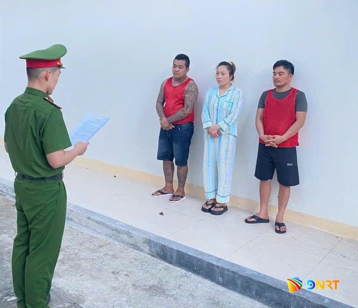 Công an tống đạt các quyết định đối với Đặng Quốc Vũ, Huỳnh Thị Phong và Nguyễn Văn Phu. Ảnh: THÀNH CA