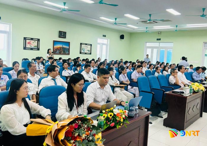 Các đại biểu tham dự sinh hoạt khoa học chuyên đề “Cập nhật chẩn đoán và can thiệp phục hồi chức năng vận động nhi khoa”. Ảnh: KHÁNH HUYỀN